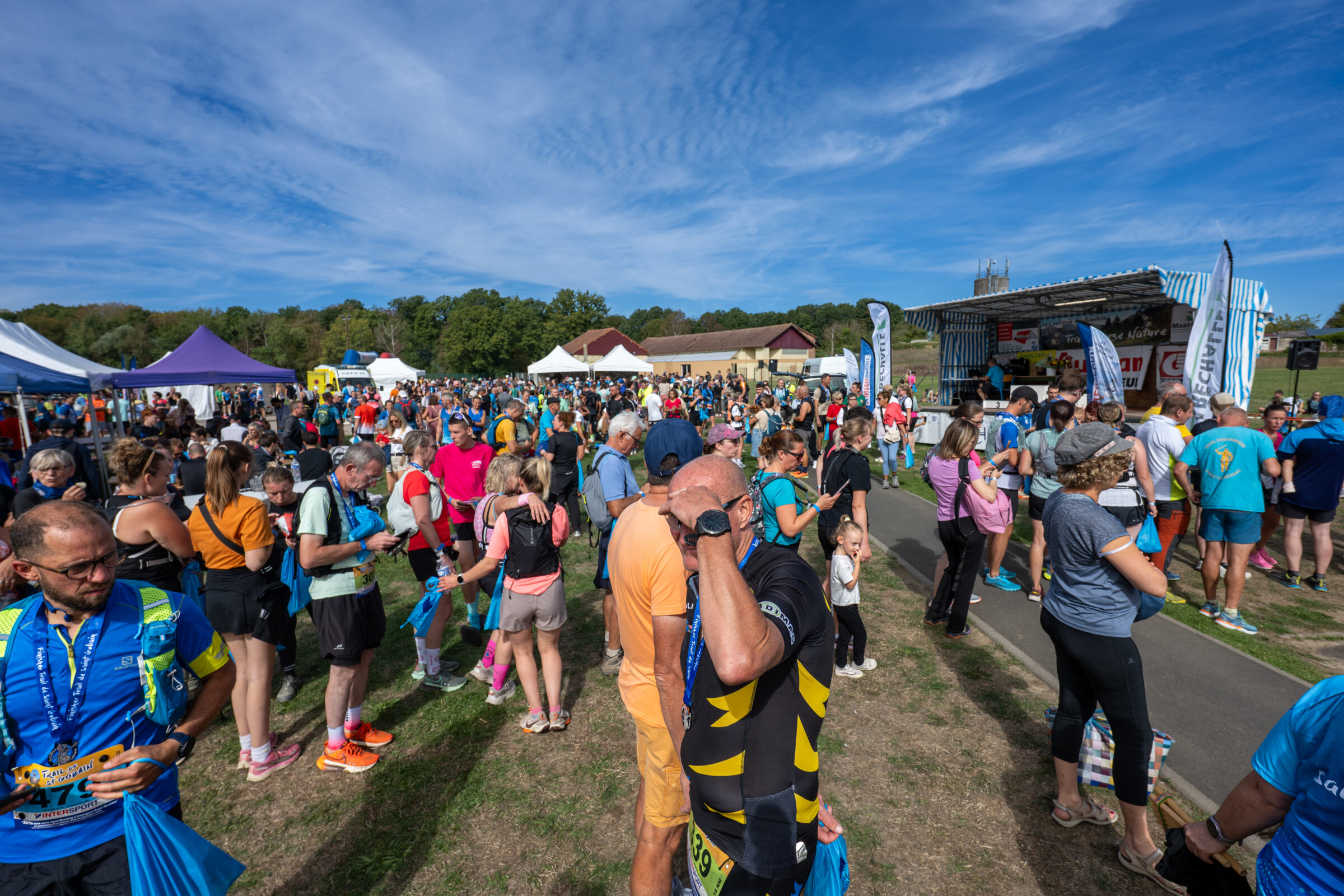 Coureurs, proches et spectateurs se retrouvent sur le site après les épreuves du Trail de Saint-Gobain.