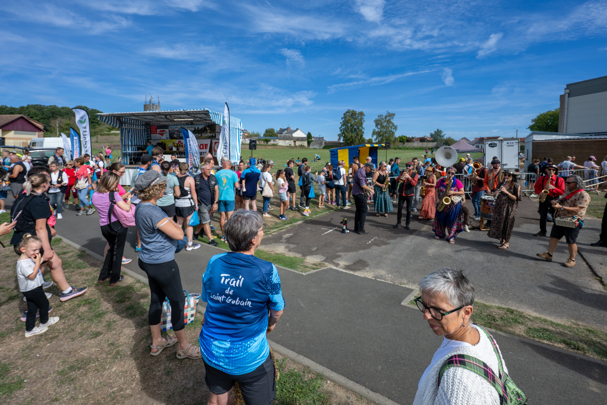 Le concert de Tintamarre et Postillons rassemble le public autour du complexe sportif.